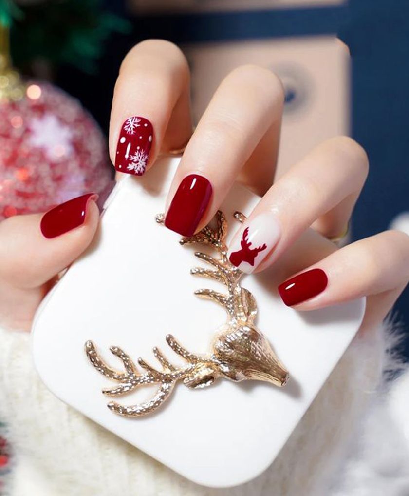 Read more about the article Exclusive Yuletide Nail Treatments: Pamper Yourself at Savvi Salon!